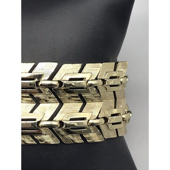 Vintage Lisner Wide Chevron Link Bracelet Beautiful Brushed & Smooth Gold Tone - Picture 2 of 9